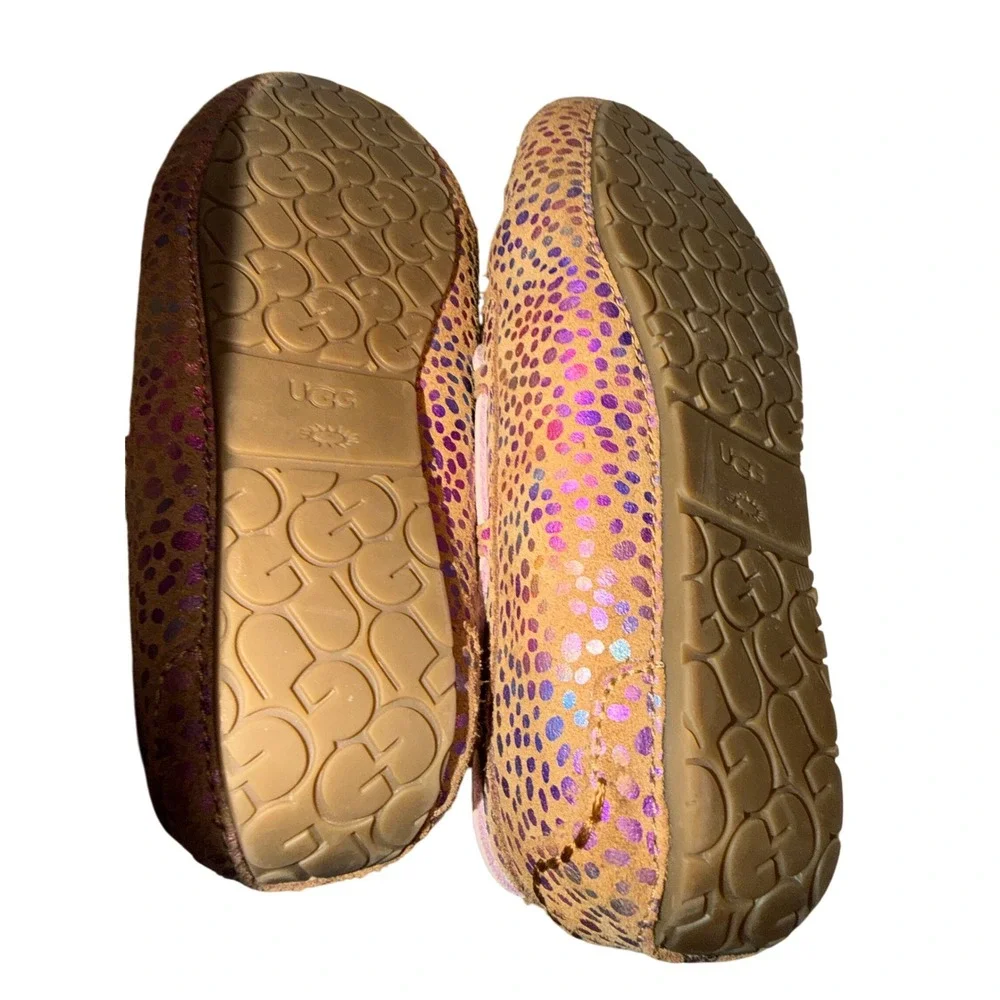 UGG Kids' Dakota Spots moccasin slippers with a metallic‎ rainbow spot size 3